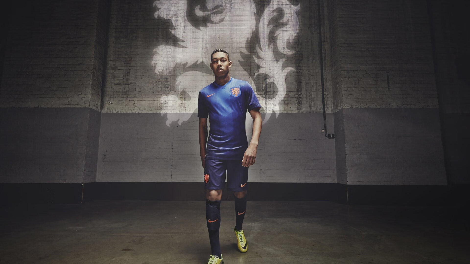 米兰体育milan-高空玻璃骑行，感受冰裂般的刺激体验，高空玻璃会碎吗